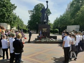 Возложение цветов к памятникам Великой Отечественной войны